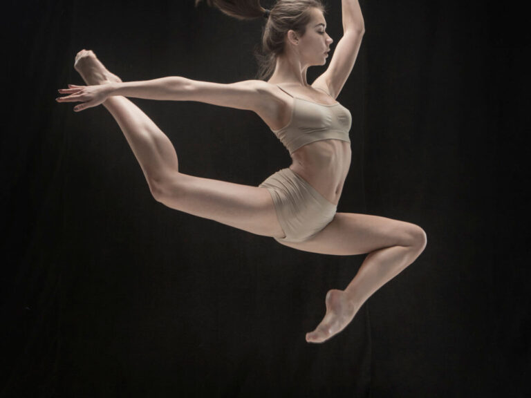 Danseuse faisant un saut contemporain