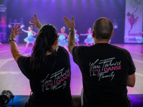 Marc et Gina Fabrici coordonnent une représentation lors du spectacle annuel de l'École de Danse Marc Fabrici & Family, fruit de plusieurs mois de préparation, de transmission et de travail d'équipe.