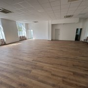 Salle de danse lumineuse du studio Marc Fabrici à Sierentz avec parquet et grandes fenêtres